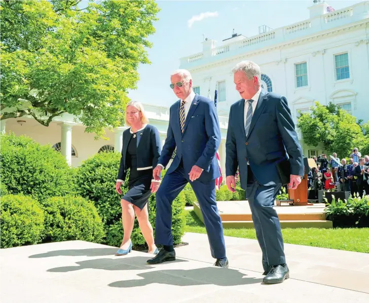  ?? ?? El presidente de EE UU, Joe Biden, junto a la primera ministra sueca, Magdalena Andersson, y el presidente finlandés, Sauli Niinistö