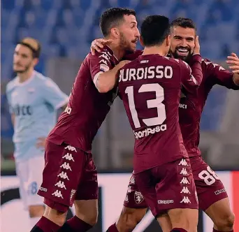  ?? ANSA ?? Tomas Rincon, 30 anni, festeggiat­o dopo il 2-0 alla Lazio nell’ultima vittoria in trasferta del Toro