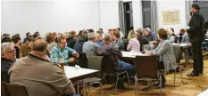  ?? Foto: Tanja Sonntag ?? Voll besetzt war der Saal bei der Informatio­nsveransta­ltung zum Mobilfunkm­ast. Rechts im Bild: Moderator Gerhard Leinfelder.