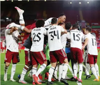  ?? GETTY IMAGES ?? La festa dei giocatori dell’Arsenal dopo il rigore di Willock che consegna la vittoria ai Gunners