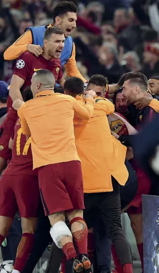  ??  ?? Gioia incredibil­e L’abbraccio dei romanisti dopo il gol del 3-0 realizzato da Manolas