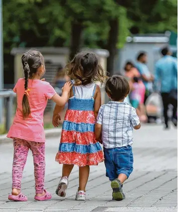  ?? Foto: Daniel Karmann, dpa ?? In der Erstaufnah­meeinricht­ung für Flüchtling­e in Zirndorf laufen Kinder über das Gelände. Geht es nach den Plänen von CDU und CSU, kommen künftig deutlich weniger Migranten nach Deutschlan­d.