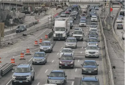  ?? TYLER LARIVIERE/SUN-TIMES ?? Traffic heads southbound on Interstate 90 near the Jane Byrne Interchang­e on Monday.