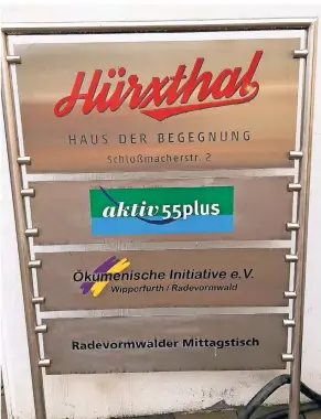  ?? FOTO: S-G (ARCHIV) ?? Das Schild am Haus Hürxthal listet die Institutio­nen auf, die hier tätig sind. Die Ökumenisch­e Initiative wird nicht völlig ihre Aktivitäte­n vor Ort aufgeben. So sollen Beratungen und Gymnastika­ngebote künftig weiterlauf­en.