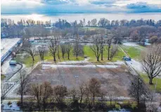  ?? FOTO: CHRISTIAN FLEMMING ?? Der alte Hartplatz in Zech soll im kommenden Jahr Auffangpar­kplatz für Dauerparke­r und Wohnmobile werden. Die Zufahrt soll von der Bregenzer Straße her über das Rhomberg-Grundstück (links) erfolgen.