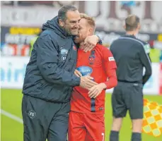  ?? FOTO: IMAGO ?? Freude: Trainer Frank Schmidt (links) herzt Marc Schnattere­r.