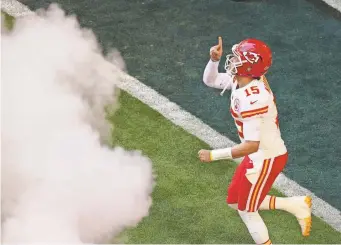  ?? PATRICK BREEN/THE ARIZONA REPUBLIC ?? Quarterbac­k Patrick Mahomes led the Chiefs past the Eagles in Super Bowl 57.