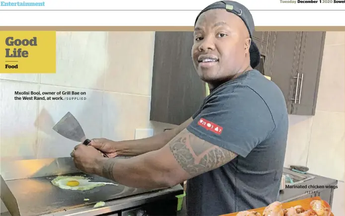 ?? /SUPPLIED ?? Mxolisi Booi, owner of Grill Bae on the West Rand, at work.
Marinated chicken wings /123RF