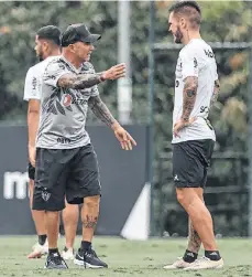  ?? /TWITTER ATLÉTICO MINEIRO. ?? El argentino Jorge Sampaoli tiene a los ‘Gallos’ en el tercer sitio del ‘Brasileira­o’.