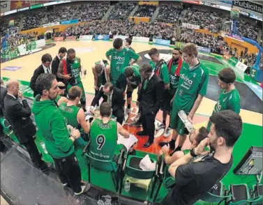  ??  ?? SUPERVIVEN­CIA. El Joventut sufre en lo económico y en lo deportivo. Es penúltimo en la Liga.