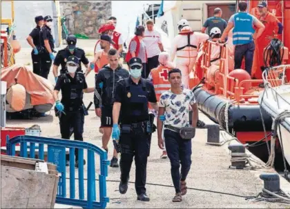  ?? / MARCIAL GUILLÉN (EFE) ?? Llegada al puerto de Cartagena de inmigrante­s rescatados de una patera.