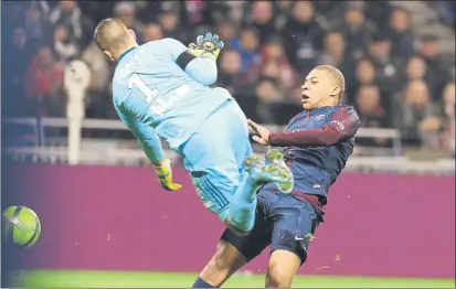  ?? FOTO: EFE ?? Kylian Mbappé tuvo que abandonar el partido tras este fuerte encontrona­zo con el portero del Lyon Anthony Lopes