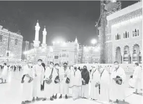  ?? — Gambar Bernama ?? DIBERI KEBERNARAN: Ashraf antara 11 jemaah Malaysia yang menjadi kumpulan pertama menunaikan ibadah umrah selepas kebenaran diberikan oleh kerajaan untuk merentas ke luar negara termasuk mengerjaka­n ibadah umrah berkuat kuasa pada 18 Okt lepas di Kuala Lumpur, semalam.