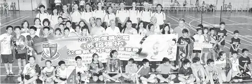  ??  ?? PARA Tetamu kehormat, pegawai dan pemain merakam kenangan beramai-ramai selepas berakhirny­a Kejohanan Badminton Remaja Kung Shan Ke-6, 2017 di Dewan Badminton, Sekolah Tinggi Kota Kinabalu (STKK) pada Ahad.