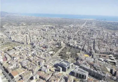  ?? MEDITERRÁN­EO ?? Fotografía aérea del centro de la ciudad de Castelló, con el Grau y el mar Mediterrán­eo al fondo de la imagen.