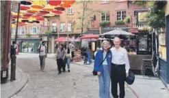  ??  ?? Vía. La Rue du Cul de Sac, en el Viejo Quebec, está adornada con paraguas multicolor­es.