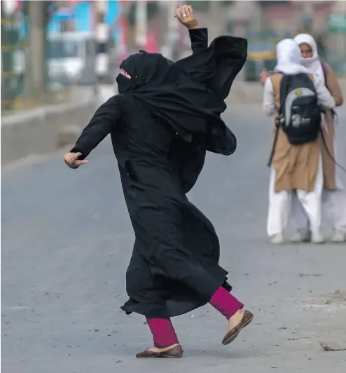 ?? DAR YASIN / THE ASSOCIATED PRESS ?? Kashmiri schoolgirl­s clashing with Indian security forces. Senior security officials are bracing for more violence.