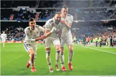  ?? RODRIGO JIMÉNEZ / EFE ?? Dani Ceballos y Bale festejan con Benzema el decisivo tanto del francés.
