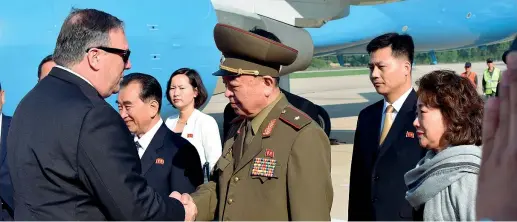  ??  ?? Benvenuto
Il segretario di Stato americano Mike Pompeo riceve il saluto di un alto ufficiale nordcorean­o al suo arrivo, ieri, a Pyongyang (Reuters)
