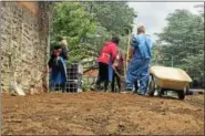  ?? SUBMITTED PHOTO — ANDREW KAHL/NATURE CONSERVANC­Y ?? W.B. Saul High School students prepare the soil for a new rain garden at the school.