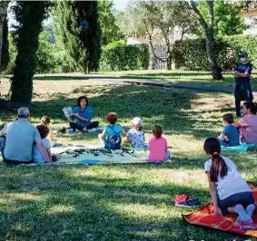  ??  ?? In Toscana
La maestra Francesca Sivieri al parco insegna ai suoi alunni di Prato