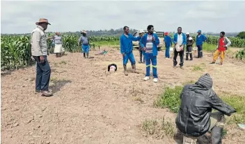  ?? Pictures: SUPPLIED ?? SOWING SEED: Ukhanyo Farmers Developmen­t chair Sinelizwi Fakade, left, shares his expertise with a group of emerging farmers.