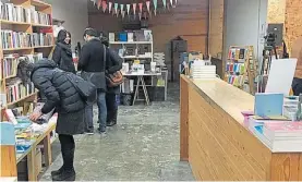  ??  ?? Como un centro cultural, la librería Calders organiza eventos todas las semanas.