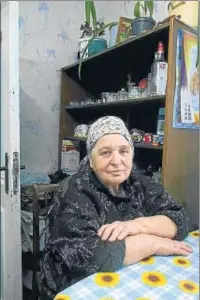  ?? GONZALO ARAGONÉS ?? Apegada a la tierra. Valentina Kujárenko, de 77 años, se camufló tras la explosión para no ser evacuada.