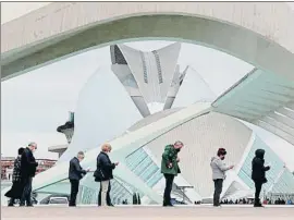  ?? KAI FÖRSTERLIN­G / EFE ?? Colas en el vacunódrom­o instalado en la Ciudad de las Artes