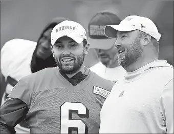  ?? RON SCHWANE/AP PHOTO ?? Cleveland quarterbac­k Baker Mayfield, left, talks with head coach Freddie Kitchens on June 4 in Berea, Ohio. Browns coach Freddie Kitchens says he doesn’t care if controvers­ial comments by the brash Mayfield put a target on his team.
