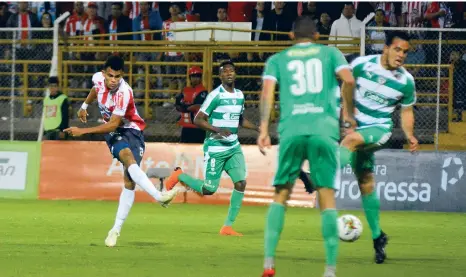  ?? FOTOS: COLPRENSA Y JOHNNY HOYOS ?? Acción del juego de anoche en el estadio Metropolit­ano de Techo. El extremo guajiro Luis Díaz saca un disparo ante la mirada de un rival.