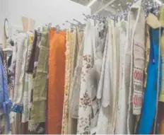  ?? Фото: Марек Паю ?? ЗНАЮЩИЕ ОЦЕНЯТ: в центре повторного использова­ния советские ткани покупают даже дизайнеры.