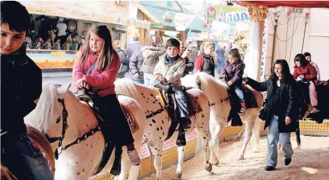  ?? RP-ARCHIVFOTO: THOMAS LAMMERTZ ?? Das Verwaltung­sgericht Düsseldorf sieht keine Anhaltspun­kte für eine Gefährdung von Besuchern durch das Ponyreiten in „Kaiser’s Zirkuswelt“auf der Sprödental­kirmes. Die Stadt hatte die Zulassung des Schaustell­ers verweigert. Jetzt muss sie neu...