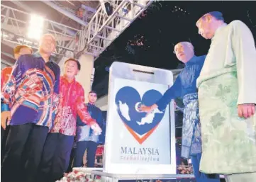  ?? — Photos by Tan Song Wei ?? Najib launches the National Month celebratio­n themed ‘Malaysia #sehatiseji­wa’. Also seen (from left) are Mohd Salleh, Mawan and Adenan (right).