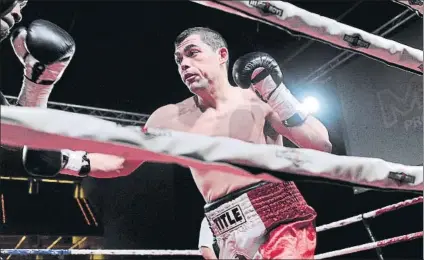  ?? FOTO: FERNANDO GÓMEZ (EL CORREO) ?? A los puntos El púgil de Otxarkoaga apuró los ocho intensos asaltos del combate para vencer a Arturo López