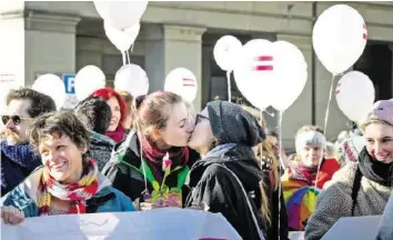  ?? KEY ?? LGBTIQ-Organisati­onen versammelt­en sich gestern vor dem Bundeshaus, um ein Zeichen zu setzen.