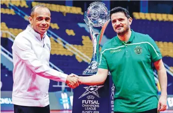  ??  ?? Kaká e Nuno Dias, com o troféu em pano de fundo, os treinadore­s finalistas