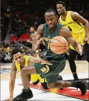  ?? DUANE BURLESON / ASSOCIATED PRESS ?? Michigan State guard Joshua Langford beats Oakland guard Nick Daniels to a loose ball during the first half. Langford scored 17 points.