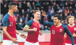  ??  ?? JUBEL: Stefan Johansen jubler sammen med målscorer Bjørn Maars Johnsen (til v.) og Tarik Elyounouss­i etter ett av Norges tre mål.