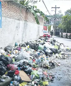  ?? FOTO: EFRAÍN SALGADO ?? Una enorme cantidad de basura dejan sobre la acera algunos vecinos, impidiendo el paso a los peatones. Víctor Estrada