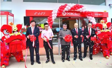  ??  ?? (From left) Ong, Chua, Leong, Syed Abdull Aziz and OCBC Rawang branch senior manager Vincent Liang Ming Chong cutting ribbons to officially launch OCBC’s Rawang branch.