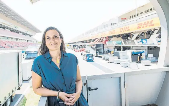  ?? FOTO: PERE PUNTÍ ?? Maria Teixidor, nueva presidenta del Circuit de Barcelona-Catalunya, posa para MD ante un pit lane en el que los equipos de Fórmula 1 ya se están instalando para el GP de España