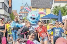  ??  ?? Turni, so heißt der blaue Hase, ist das Maskottche­n des Landeskind­erturnfest­es.