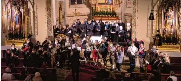  ?? Foto: Romi Löbhard ?? Der in Weil beheimatet­e Chor „Vox Villae“und die Bläserakad­emie „advanced“gestaltete­n das vorweihnac­htliche Benefizkon­zert in der Katharinen­kirche.