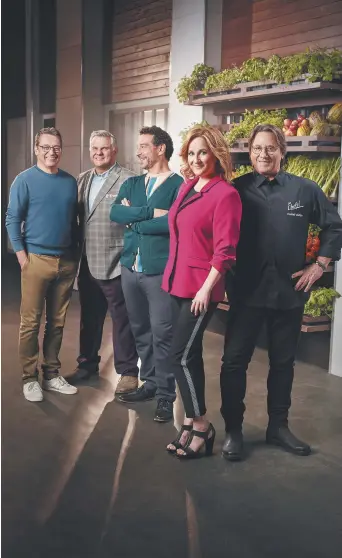  ??  ?? Les juges et les animateurs des Chefs! présentent un documentai­re pour souligner le 10e anniversai­re de l’émission. - La Presse canadienne: Ici Télé