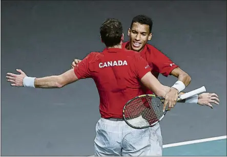  ?? FOTO: EFE ?? Felix Auger-Aliassime y Vasek Pospisil celebran la victoria en el doble, que selló la clasificac­ión de Canadá para la final con Australia