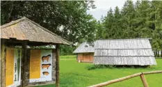  ??  ?? Im Bereich des nachgebaut­en Keltengehö­fts bei Wettenhaus­en tauchen wir in die Frühgeschi­chte ein.