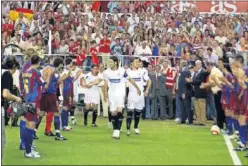  ??  ?? EN 2006. El Barça le hizo pasillo al Sevilla en Nervión.