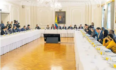  ?? PRESIDENCI­A ?? La reunión entre el Gobierno y representa­ntes del paro empezó a las 7:10 de la mañana en Palacio.