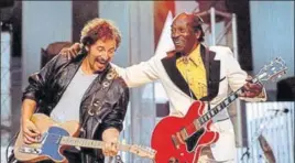  ?? REUTERS ?? Bruce Springstee­n and Chuck Berry perform Johnny B. Goode in 1995 at Cleveland Stadium.